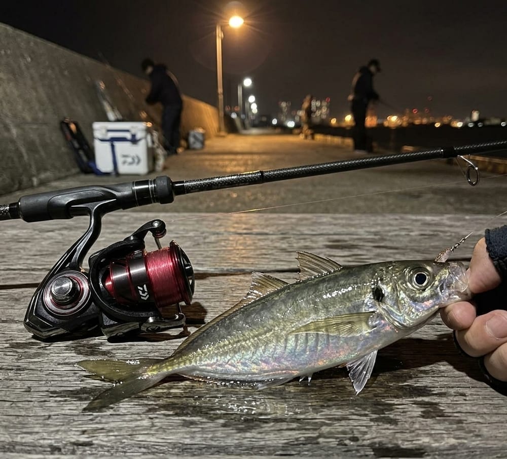 夜の堤防で釣れたアジとスピニングリール
